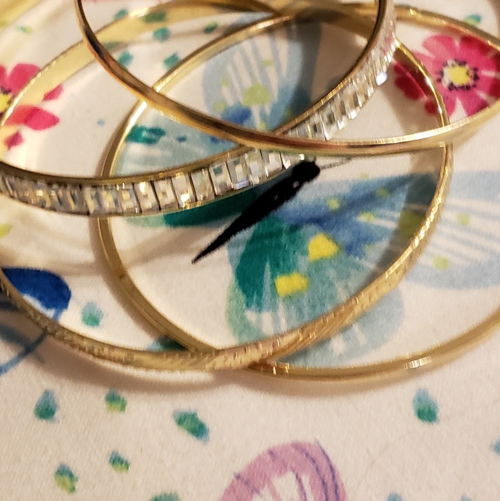 4 wrist bangles, perfect Condition Fashion jewelry